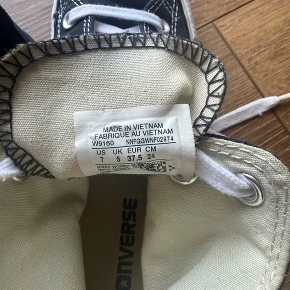 Converse women Black & White Chuck Taylor High Top Sneakers Size 7. - Picture 6 of 8